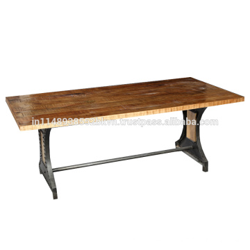 Mesa de jantar de ferro e madeira